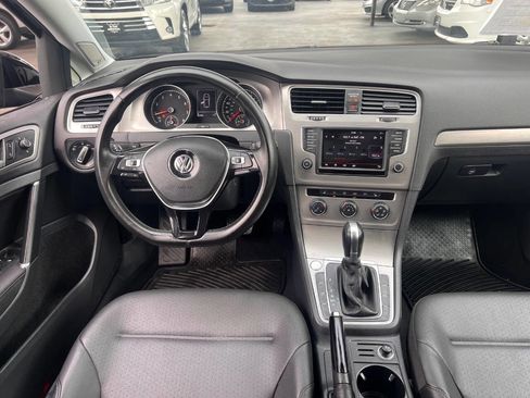 Used 2016 Volkswagen Golf SE image 9