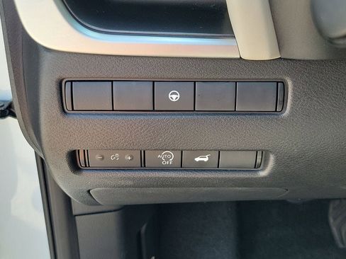 Used 2025 Nissan Rogue SV FWD image 30
