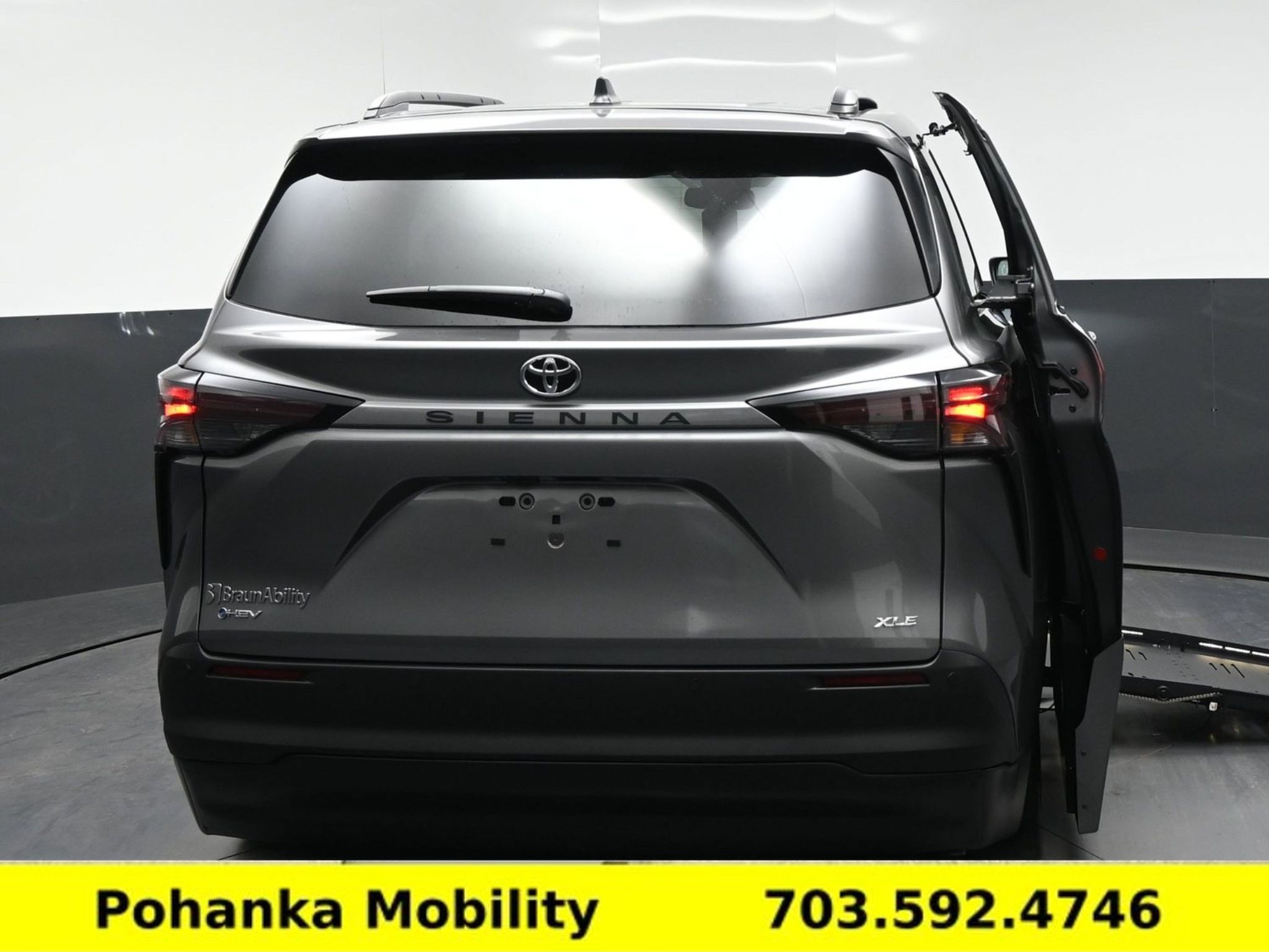 Used 2026 Toyota Sienna XLE FWD image 6