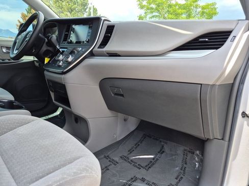 Used 2019 Toyota Sienna LE FWD image 24