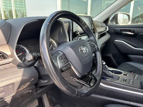 Used 2020 Toyota Highlander XLE AWD/4WD image 5