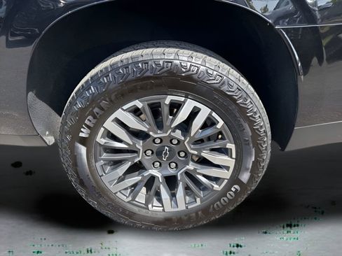 Used 2025 Chevrolet Suburban Z71 AWD/4WD image 37