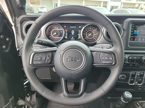 Used 2023 Jeep Gladiator Sport AWD/4WD image 19