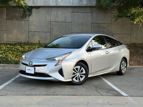 Used 2017 Toyota Prius Two w/ Prius Two Safety Plus Package FWD image 1