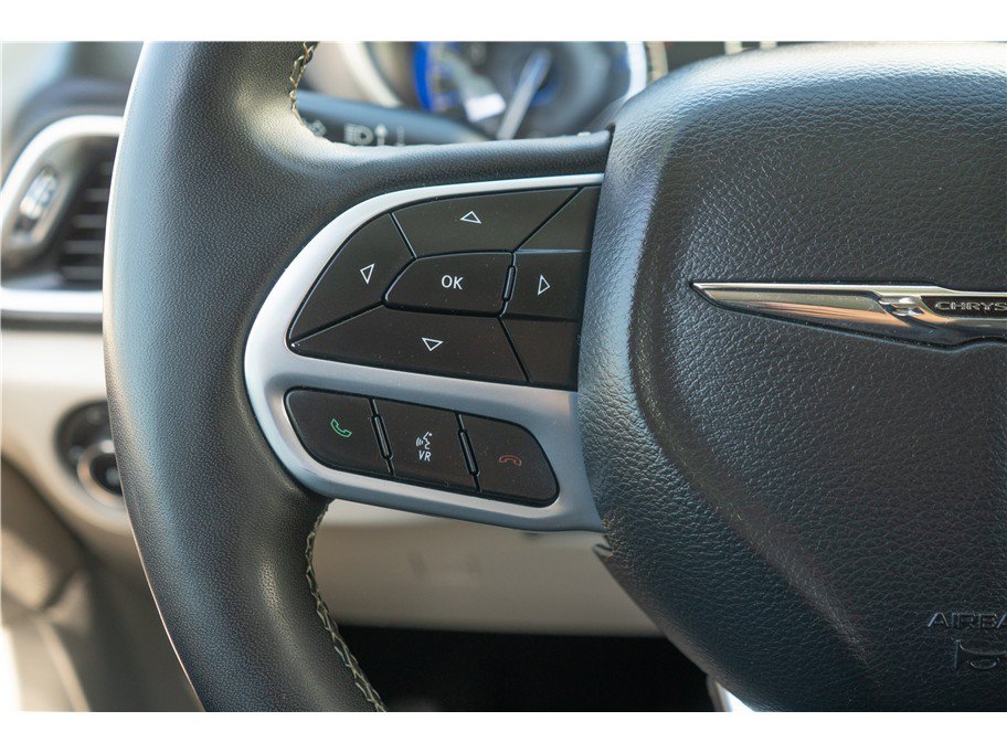 Used 2023 Chrysler Pacifica Touring-L FWD image 9