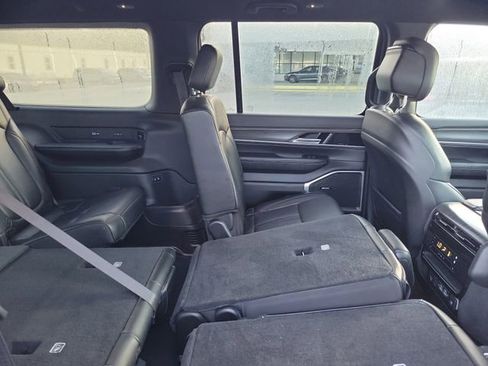 Used 2023 Jeep Wagoneer L Series III w/ Preferred Equipment Group image 34