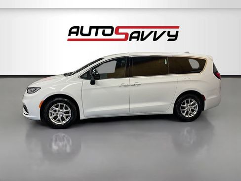 Used 2026 Chrysler Pacifica Select FWD image 4