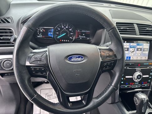 Used 2018 Ford Explorer Limited image 16