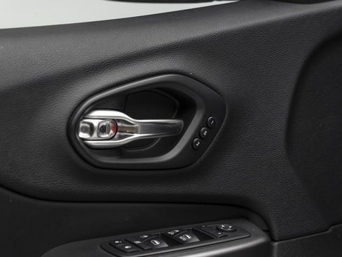 Used 2019 Jeep Cherokee Limited image 17