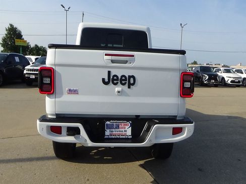 Used 2023 Jeep Gladiator Overland AWD/4WD image 7