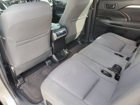 Used 2019 Toyota Highlander LE FWD image 23