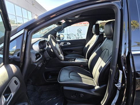 New 2026 Chrysler Pacifica Limited image 10