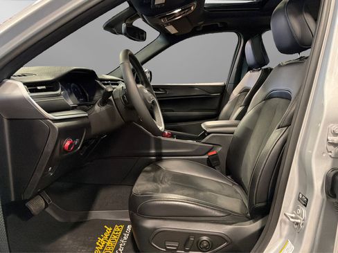 Used 2024 Jeep Grand Cherokee Altitude AWD/4WD image 17