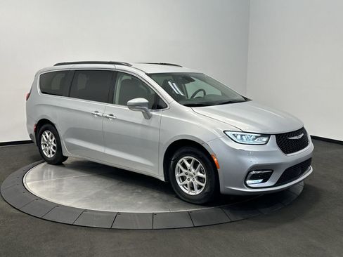 Used 2022 Chrysler Pacifica Touring-L FWD image 2