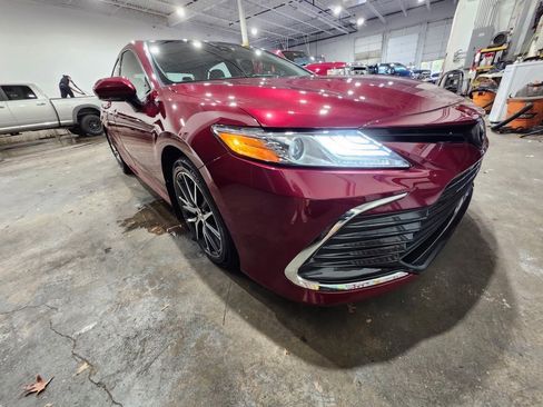 Used 2022 Toyota Camry XLE image 3