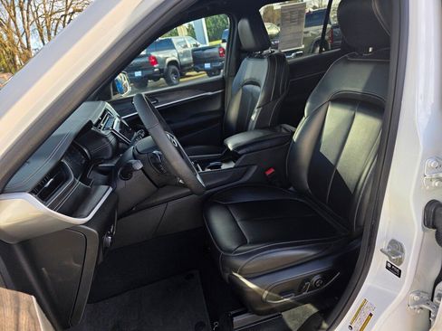 Used 2024 Jeep Grand Cherokee Limited w/ Black Appearance Package image 4