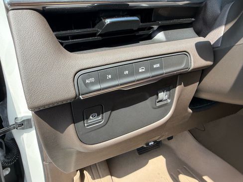 Used 2023 Cadillac Escalade Premium Luxury AWD/4WD image 23