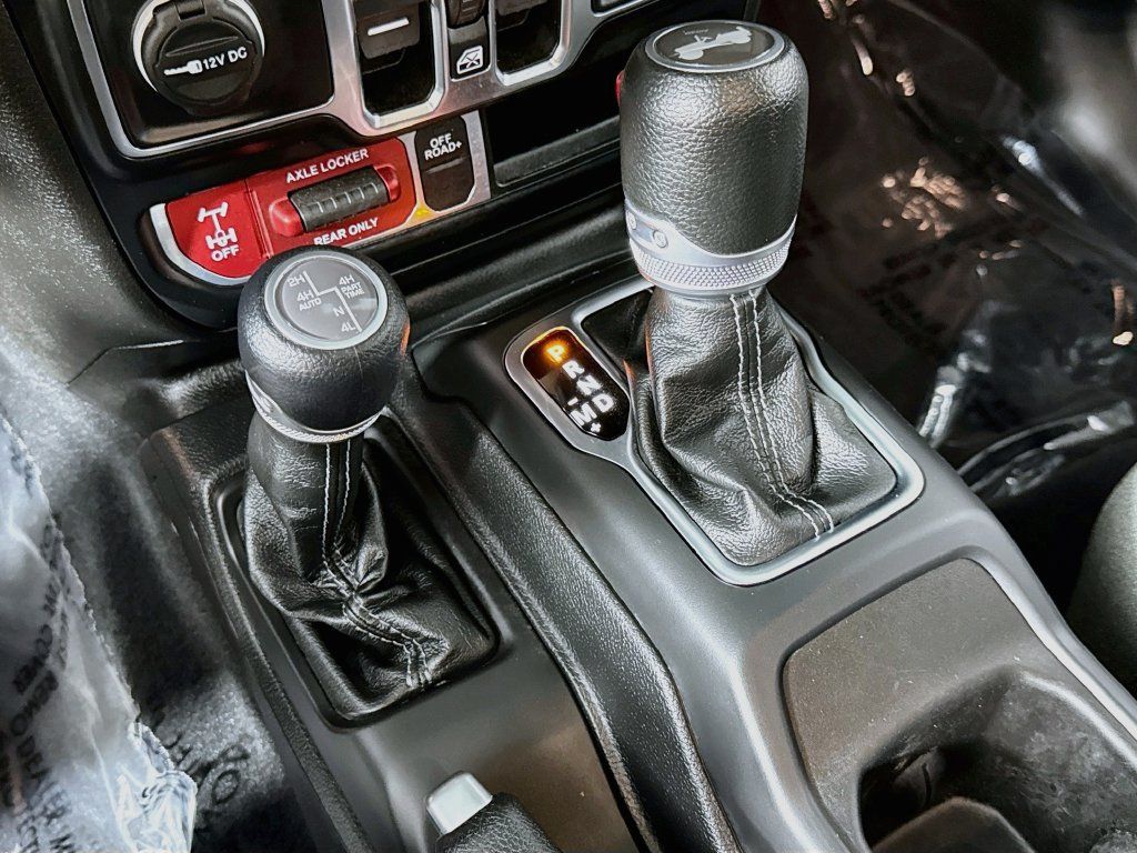 Used 2024 Jeep Wrangler Unlimited AWD/4WD image 25