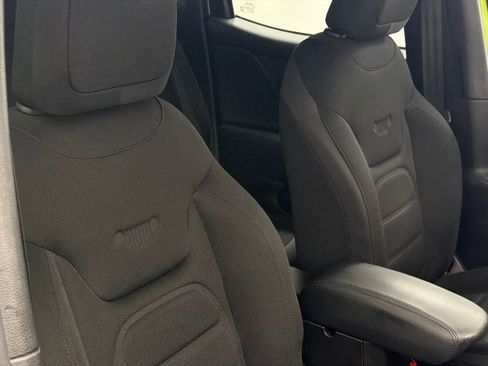 Used 2017 Jeep Renegade Altitude FWD image 10