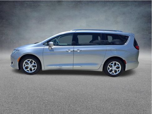 Used 2020 Chrysler Pacifica Touring-L w/ Tire & Wheel Group FWD image 5
