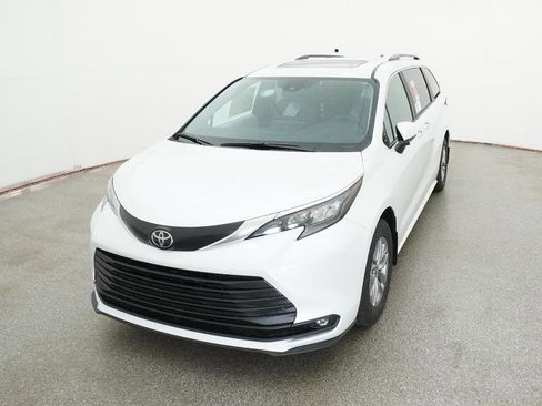 New 2026 Toyota Sienna XLE FWD image 3