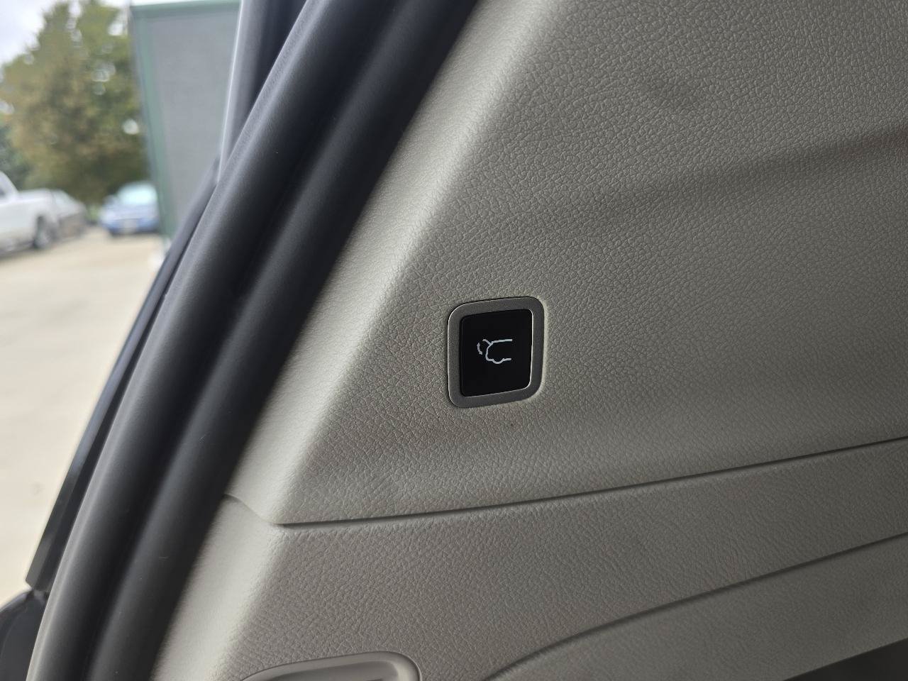 Used 2023 Chrysler Pacifica Touring-L FWD image 9