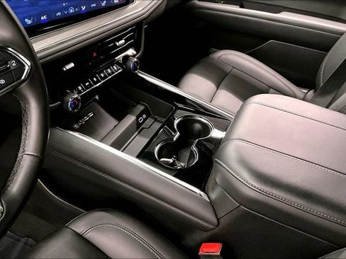 Used 2025 Chevrolet Suburban Z71 image 18