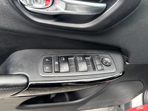 Used 2019 Jeep Cherokee Latitude Plus FWD image 14