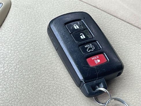Used 2018 Toyota Highlander XLE AWD/4WD image 22