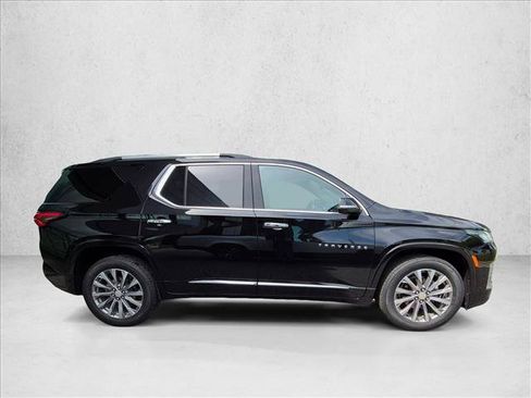 Used 2023 Chevrolet Traverse Premier FWD image 4