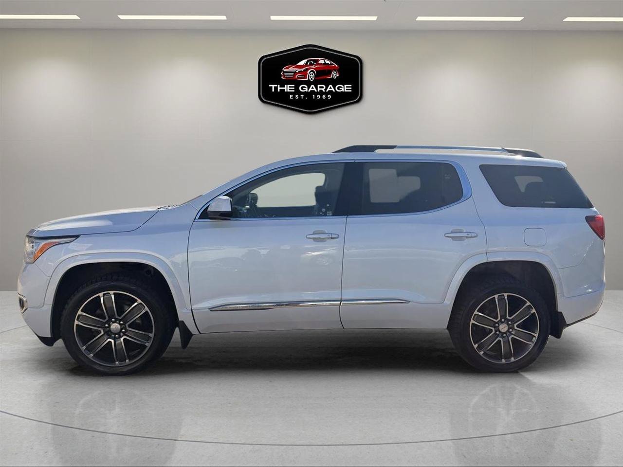 Used 2019 GMC Acadia Denali AWD/4WD image 2