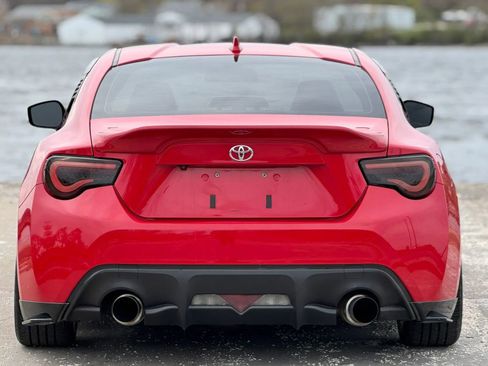 Used 2018 Toyota 86 RWD image 8
