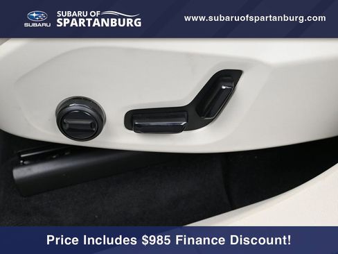 Used 2022 Volvo XC60 B5 Momentum image 11