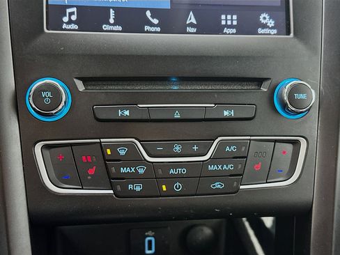 Used 2018 Ford Fusion SE w/ Equipment Group 201A image 16