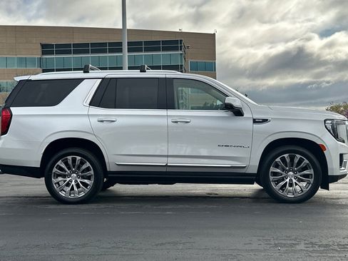 Used 2021 GMC Yukon Denali w/ Denali Premium Package image 3