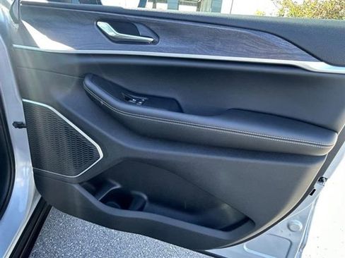 New 2025 Jeep Grand Cherokee Limited w/ Luxury Tech Group II image 23