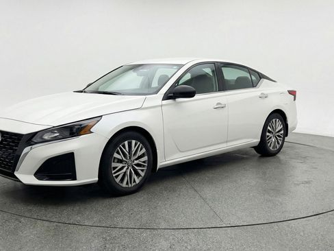Used 2025 Nissan Altima 2.5 SV image 3