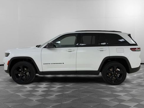 Used 2023 Jeep Grand Cherokee Altitude AWD/4WD image 2