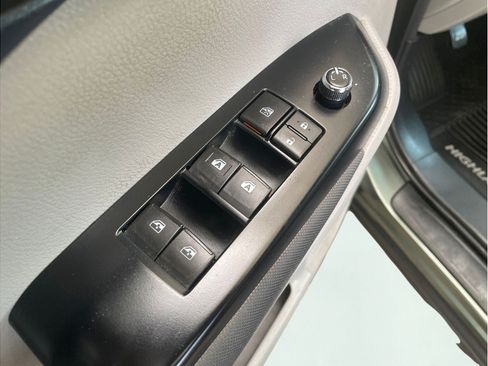 Certified 2017 Toyota Highlander LE AWD/4WD image 11