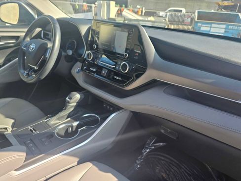 Used 2020 Toyota Highlander XLE image 12