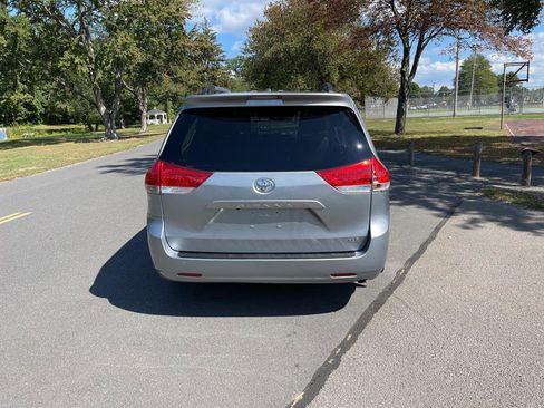 Used 2012 Toyota Sienna XLE image 27