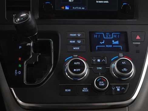 Used 2015 Toyota Sienna XLE image 19