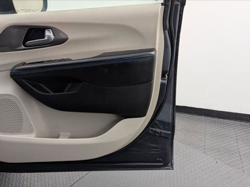 Used 2021 Chrysler Pacifica Touring-L image 21