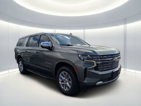 Used 2023 Chevrolet Suburban Premier AWD/4WD image 2