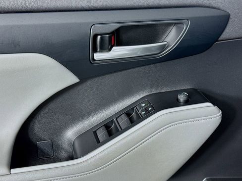 Used 2023 Toyota Highlander XLE image 19