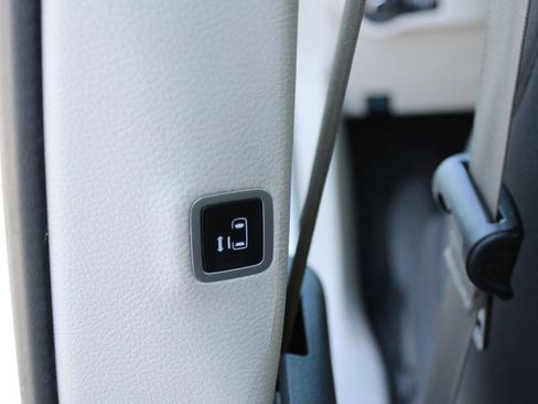 Used 2024 Chrysler Voyager LX image 16