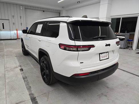 Used 2023 Jeep Grand Cherokee L Laredo image 4