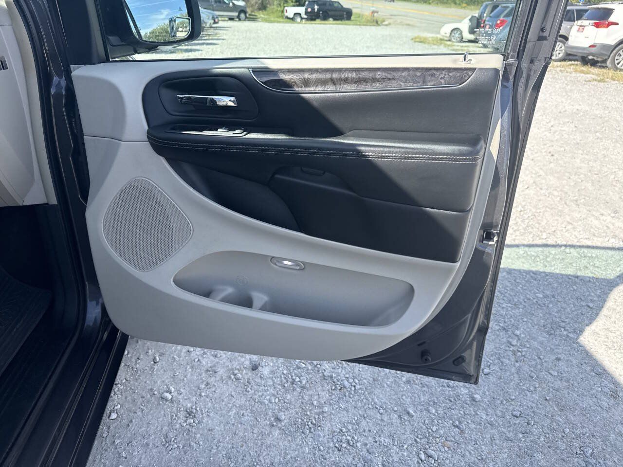 Used 2016 Chrysler Town & Country Touring-L w/ Driver Convenience Group FWD image 13