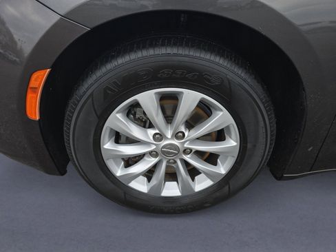 Used 2017 Chrysler Pacifica Touring-L image 34