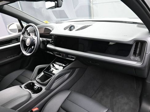 Certified 2025 Porsche Cayenne S AWD/4WD image 32